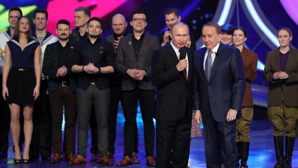 Владимир Путин во время посещения игры 1/8 финала Высшей лиги КВН. 9 марта 2018 Владимир Путин во время посещения игры 1/8 финала Высшей лиги КВН. 9 марта 2018