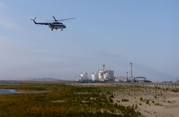 Вертолет МИ-8 компании Газпромавиа заходит на посадку в аэропорт поселка Варандей, расположенного на побережье Карского моря в Ненецком автономном округе Вертолет МИ-8 компании Газпромавиа заходит на посадку в аэропорт поселка Варандей, расположенного на побережье Карского моря в Ненецком автономном округе