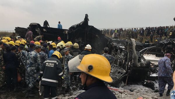 Спасатели на месте крушения самолета авиакомпании US-Bangla Airlines в Катманду, Непал. 12 марта 2018 Спасатели на месте крушения самолета авиакомпании US-Bangla Airlines в Катманду, Непал. 12 марта 2018