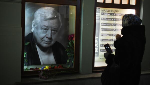Цветы у портрета Олега Табакова возле главного входа в МХТ им. А.П. Чехова в связи со смертью артиста. Архивное фото Цветы у портрета Олега Табакова возле главного входа в МХТ им. А.П. Чехова в связи со смертью артиста. Архивное фото