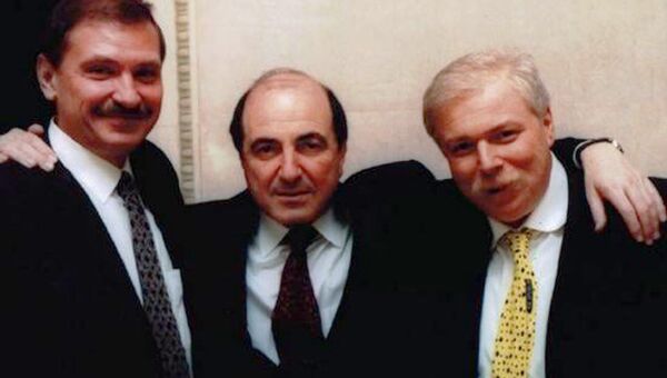 Николай Глушков (слева), Борис Березовский и Бадри Патаркацишвили. 1995 Николай Глушков (слева), Борис Березовский и Бадри Патаркацишвили. 1995