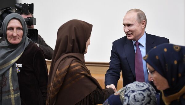 Владимир Путин во время встречи с представителями общественности республики в Махачкале. 13 марта 2018 Владимир Путин во время встречи с представителями общественности республики в Махачкале. 13 марта 2018