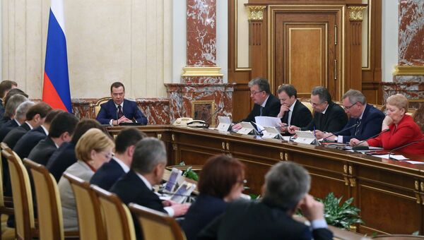 Председатель правительства РФ Дмитрий Медведев проводит заседание правительства РФ. Архивное фото Председатель правительства РФ Дмитрий Медведев проводит заседание правительства РФ. Архивное фото