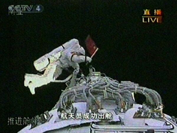 Китайский космонавт впервые вышел в открытый космос. Кадр телеканала CCTV Китайский космонавт впервые вышел в открытый космос. Кадр телеканала CCTV