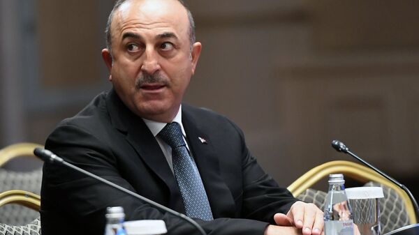 Министр иностранных дел Турции Мевлют Чавушоглу на встрече глав МИД стран-гарантов перемирия в Сирии, которая проходит в Астане. 16 марта 2018 Министр иностранных дел Турции Мевлют Чавушоглу на встрече глав МИД стран-гарантов перемирия в Сирии, которая проходит в Астане. 16 марта 2018