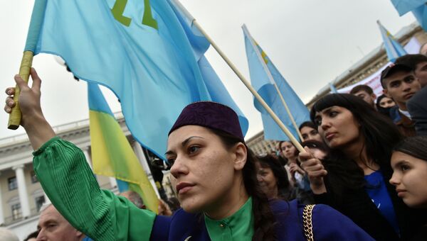Девушка с флагом запрещенного в России Медждиса на площади Независимости в Киеве Девушка с флагом запрещенного в России Медждиса на площади Независимости в Киеве