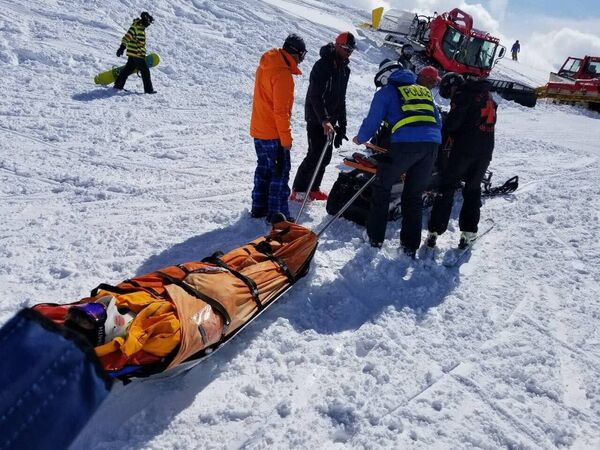 Транспортировка пострадавшего на горнолыжном курорте в Гудаури. 16 марта 2018 Транспортировка пострадавшего на горнолыжном курорте в Гудаури. 16 марта 2018