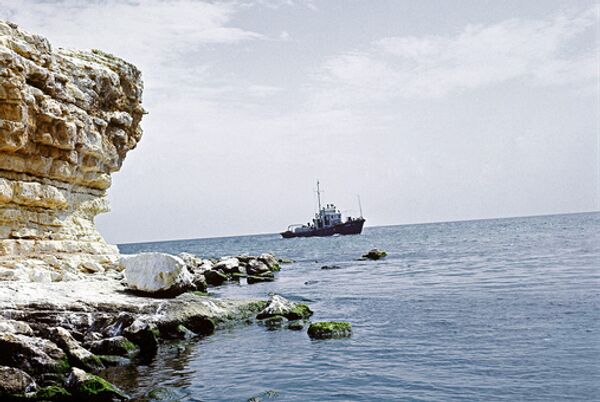 Российские моряки с задержанного в Африке судна просят власти о помощи Российские моряки с задержанного в Африке судна просят власти о помощи