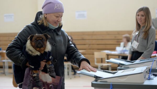 Женщина опускает бюллетень в урну на выборах президента РФ на избирательном участке №1331 в Екатеринбурге. 18 марта 2018 Женщина опускает бюллетень в урну на выборах президента РФ на избирательном участке №1331 в Екатеринбурге. 18 марта 2018