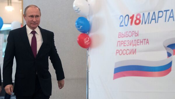 Кандидат в президенты РФ, действующий президент РФ Владимир Путин голосует на избирательном участке в Москве. 18 марта 2018 Кандидат в президенты РФ, действующий президент РФ Владимир Путин голосует на избирательном участке в Москве. 18 марта 2018
