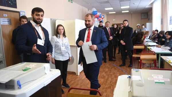 Кандидат в президенты РФ от партии Коммунисты России Максим Сурайкин голосует на выборах президента РФ на избирательном участке № 137 в Москве. 18 марта 2018 Кандидат в президенты РФ от партии Коммунисты России Максим Сурайкин голосует на выборах президента РФ на избирательном участке № 137 в Москве. 18 марта 2018