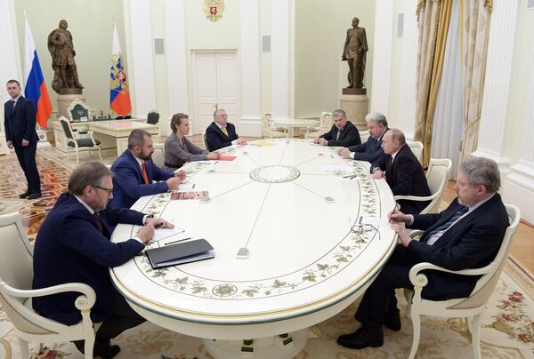Президент РФ Владимир Путин на встрече с кандидатами на должность президента РФ. 19 марта 2018 Президент РФ Владимир Путин на встрече с кандидатами на должность президента РФ. 19 марта 2018