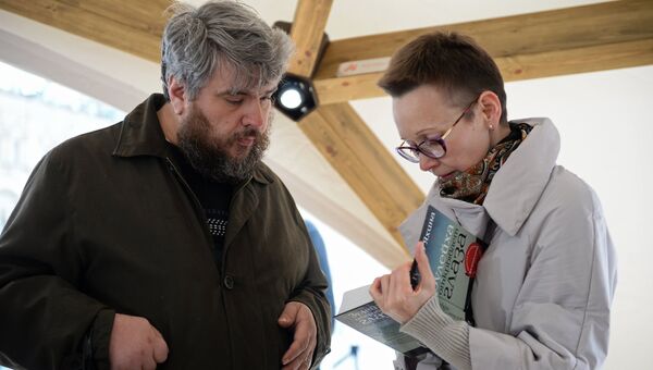Гузель Яхина на презентации книги Зулейха открывает глаза в рамках книжного фестиваля Красная площадь в Москве Гузель Яхина на презентации книги Зулейха открывает глаза в рамках книжного фестиваля Красная площадь в Москве