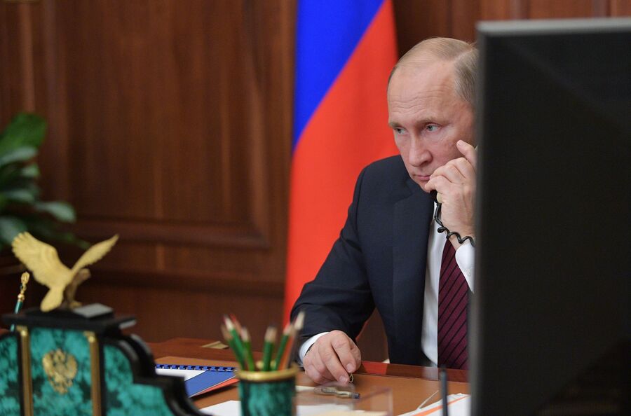 Президент РФ Владимир Путин во время телефонного разговора Президент РФ Владимир Путин во время телефонного разговора
