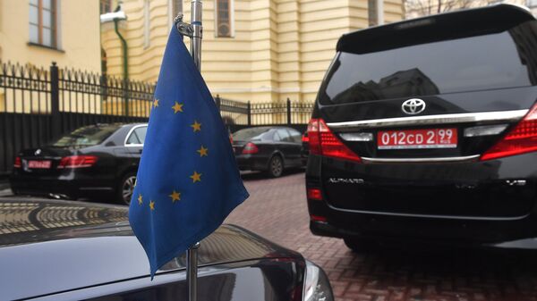 Флаг Европейского союза на автомобиле одного из послов у здания МИД РФ Флаг Европейского союза на автомобиле одного из послов у здания МИД РФ