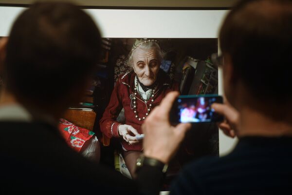 Посетители знакомятся с экспозицией на открытии выставки фотографий Best of Russia в центре современного искусства Винзавод в Москве Посетители знакомятся с экспозицией на открытии выставки фотографий Best of Russia в центре современного искусства Винзавод в Москве