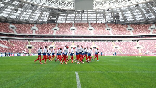 Игроки сборной России на тренировке перед товарищеским матчем против сборной Бразилии Игроки сборной России на тренировке перед товарищеским матчем против сборной Бразилии