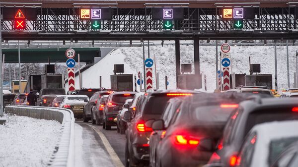 Автомобили на пункте оплаты проезда платного участка автомобильной дороги М-11 Москва - Санкт-Петербург Автомобили на пункте оплаты проезда платного участка автомобильной дороги М-11 Москва - Санкт-Петербург