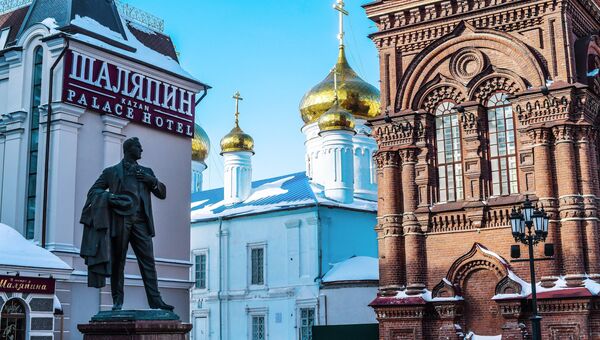 Памятник Шаляпину на улице Баумана в Казани. Слева отель Шаляпин Палас Памятник Шаляпину на улице Баумана в Казани. Слева отель Шаляпин Палас