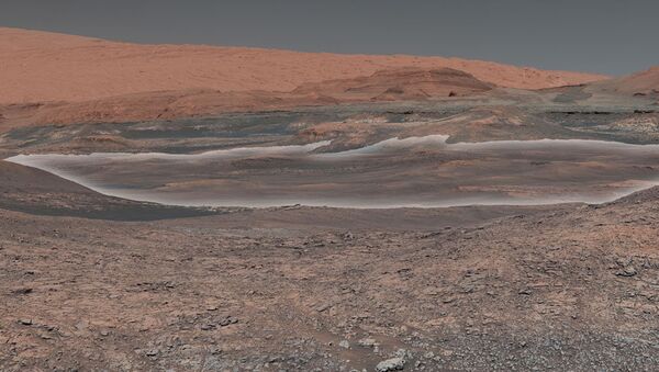 Залежи глины на склонах горы Шарп, к которым движется марсоход Curiosity Залежи глины на склонах горы Шарп, к которым движется марсоход Curiosity