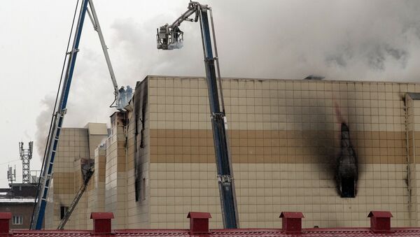 Сотрудники пожарной охраны МЧС борются с пожаром в торговом центре «Зимняя вишня» в Кемерово. 25 марта 2018 Сотрудники пожарной охраны МЧС борются с пожаром в торговом центре «Зимняя вишня» в Кемерово. 25 марта 2018