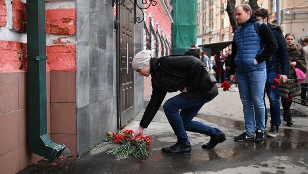 Москвичи несут цветы в память о погибших в ТЦ Зимняя вишня к зданию представительства Кемеровской области в Москве. 26 марта 2018 Москвичи несут цветы в память о погибших в ТЦ Зимняя вишня к зданию представительства Кемеровской области в Москве. 26 марта 2018