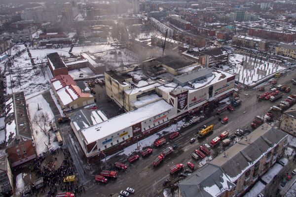 Здание торгового центре Зимняя вишня в Кемерово, где произошел пожар. 26 марта 2018 Здание торгового центре Зимняя вишня в Кемерово, где произошел пожар. 26 марта 2018