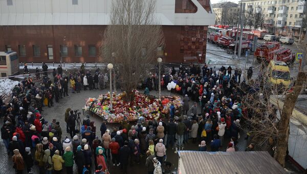 Жители у здания торгового центра Зимняя вишня в Кемерово, где произошел пожар. 26 марта 2018 Жители у здания торгового центра Зимняя вишня в Кемерово, где произошел пожар. 26 марта 2018