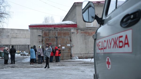 Автомобиль медицинской службы у здания Кемеровского областного бюро судебно-медицинской экспертизы, куда доставлены тела погибших при пожаре в ТЦ Зимняя вишня Автомобиль медицинской службы у здания Кемеровского областного бюро судебно-медицинской экспертизы, куда доставлены тела погибших при пожаре в ТЦ Зимняя вишня