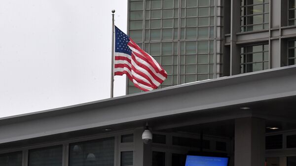 Флаг на здании посольства США в Большом Девятинском переулке в Москве Флаг на здании посольства США в Большом Девятинском переулке в Москве