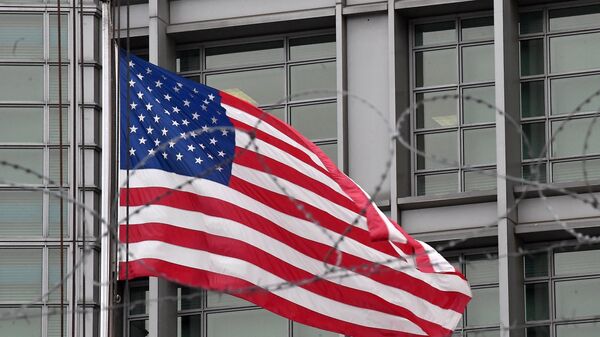 Флаг на здании посольства США в Большом Девятинском переулке в Москве Флаг на здании посольства США в Большом Девятинском переулке в Москве