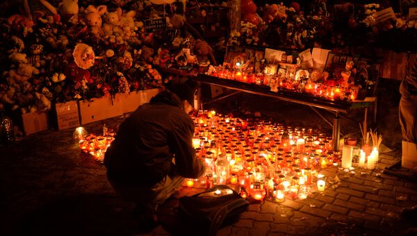 Зажженные свечи возле здания торгового центра Зимняя вишня в Кемерово, где произошел пожар. 26 марта 2018 Зажженные свечи возле здания торгового центра Зимняя вишня в Кемерово, где произошел пожар. 26 марта 2018