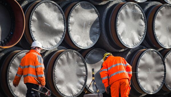 Трубы для строительства газопровода Северный поток - 2 недалеко от порта Мукран, Германия Трубы для строительства газопровода Северный поток - 2 недалеко от порта Мукран, Германия