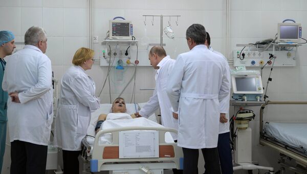 Президент РФ Владимир Путин во время посещения больницы, где находятся пострадавшие при пожаре в торговом центре Зимняя вишня в Кемерово Президент РФ Владимир Путин во время посещения больницы, где находятся пострадавшие при пожаре в торговом центре Зимняя вишня в Кемерово