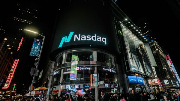 Здание американской биржи NASDAQ в Нью-Йорке Здание американской биржи NASDAQ в Нью-Йорке