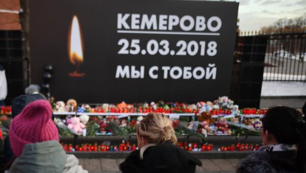 Мемориал в память о погибших в ТЦ Зимняя вишня в Кемерово. Архивное фото Мемориал в память о погибших в ТЦ Зимняя вишня в Кемерово. Архивное фото
