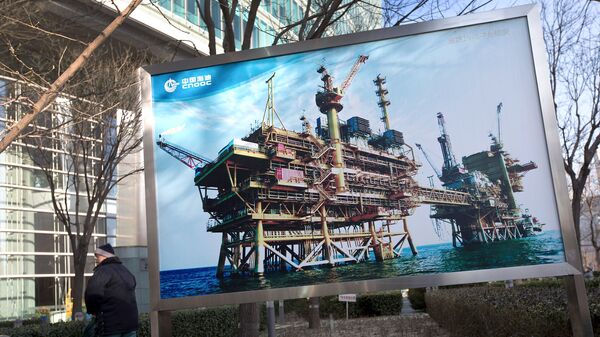 Баннер с изображением китайской нефтяной платформы компании CNOOC в Пекине Баннер с изображением китайской нефтяной платформы компании CNOOC в Пекине