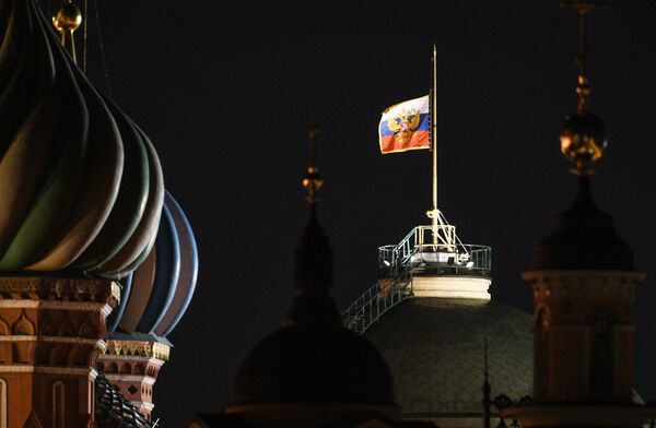 Штандарт президента РФ над зданием Сената в Московском Кремле, приспущенный в память о погибших при пожаре в торговом центре «Зимняя вишня» в Кемерово Штандарт президента РФ над зданием Сената в Московском Кремле, приспущенный в память о погибших при пожаре в торговом центре «Зимняя вишня» в Кемерово