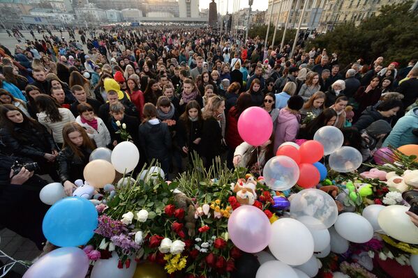 Акция на центральной площади во Владивостоке в память о погибших в ТЦ Зимняя вишня в Кемерово Акция на центральной площади во Владивостоке в память о погибших в ТЦ Зимняя вишня в Кемерово