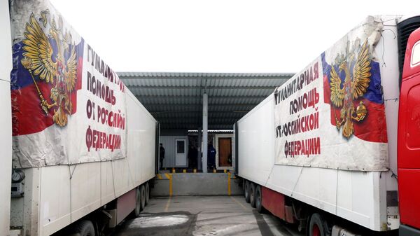 Автомобили 75-го конвоя МЧС России с гуманитарной помощью в Донецке