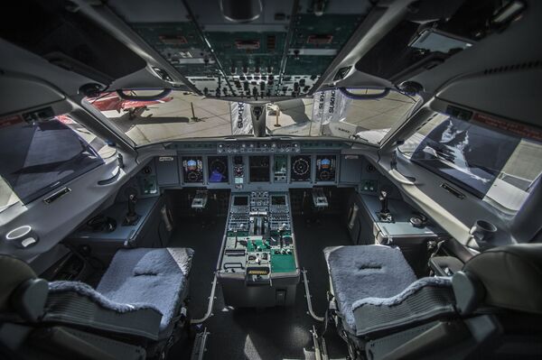 Кабина пилотов российского пассажирского самолета Sukhoi Superjet 100 на международной авиационно-космической выставке Dubai Airshow-2015 Кабина пилотов российского пассажирского самолета Sukhoi Superjet 100 на международной авиационно-космической выставке Dubai Airshow-2015