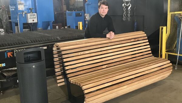 Дмитрий Ярков с продукцией своей компании Дмитрий Ярков с продукцией своей компании
