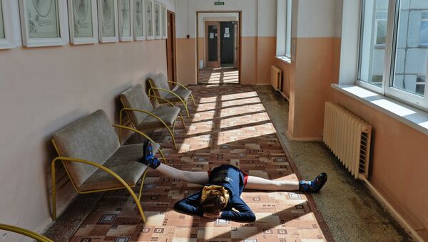 Балерины в коридоре Новосибирского государственного хореографического училища.