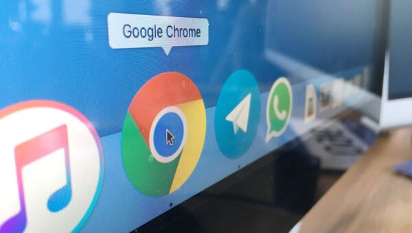 Иконка браузера Google Chrome. Архивное фото Иконка браузера Google Chrome. Архивное фото