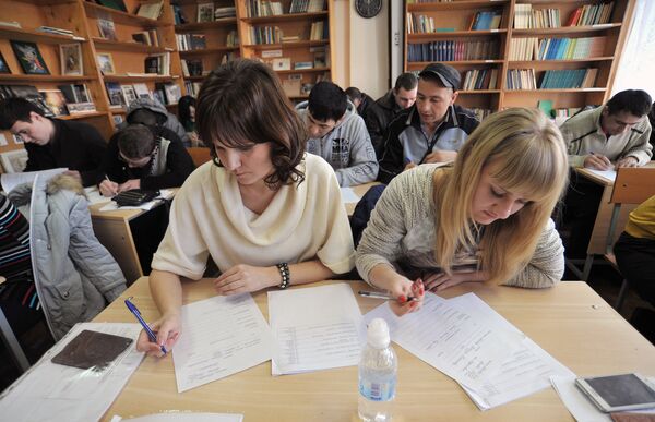 Мигранты во время экзаменационного тестирования в одном из ростовских центров государственного тестирования иностранных граждан для получения сертификата о трудовой деятельности в РФ Мигранты во время экзаменационного тестирования в одном из ростовских центров государственного тестирования иностранных граждан для получения сертификата о трудовой деятельности в РФ