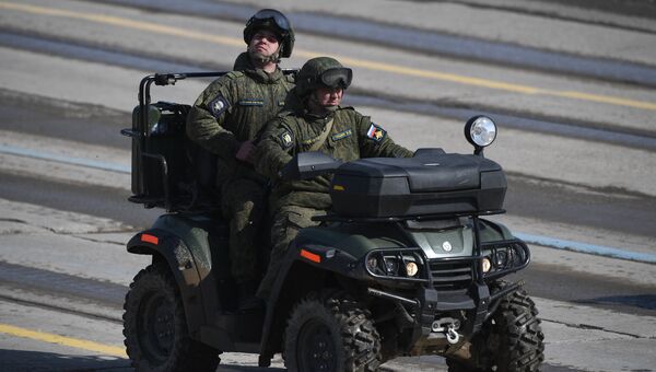 Военнослужащие на армейском мотовездеходе РМ 500-2 во время репетиции Парада Победы на военном полигоне Алабино в Московской области Военнослужащие на армейском мотовездеходе РМ 500-2 во время репетиции Парада Победы на военном полигоне Алабино в Московской области