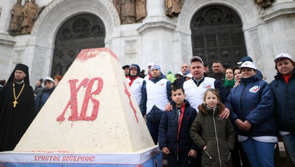 Прихожане после богослужения в праздник Благовещения Пресвятой Богородицы у кафедрального соборного Храма Христа Спасителя в Москве Прихожане после богослужения в праздник Благовещения Пресвятой Богородицы у кафедрального соборного Храма Христа Спасителя в Москве