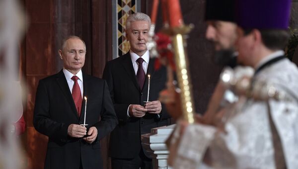 Президент РФ Владимир Путин и мэр Москвы Сергей Собянин на праздничном пасхальном богослужении в кафедральном соборном Храме Христа Спасителя Президент РФ Владимир Путин и мэр Москвы Сергей Собянин на праздничном пасхальном богослужении в кафедральном соборном Храме Христа Спасителя