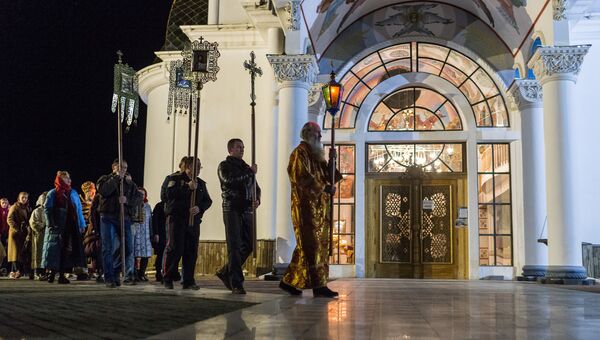 Крестный ход во время пасхальной службы в храме-маяке Святого Николая Чудотворца в селе Малореченском Крестный ход во время пасхальной службы в храме-маяке Святого Николая Чудотворца в селе Малореченском