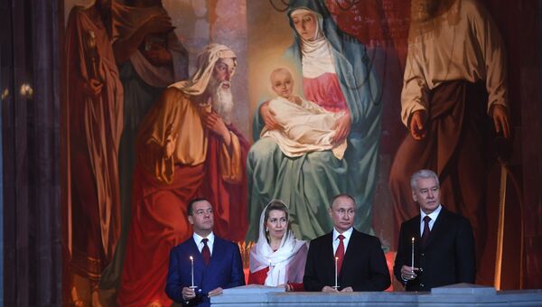 Президент РФ Владимир Путин и председатель правительства РФ Дмитрий Медведев с супругой Светланой на праздничном пасхальном богослужении в кафедральном соборном Храме Христа Спасителя Президент РФ Владимир Путин и председатель правительства РФ Дмитрий Медведев с супругой Светланой на праздничном пасхальном богослужении в кафедральном соборном Храме Христа Спасителя